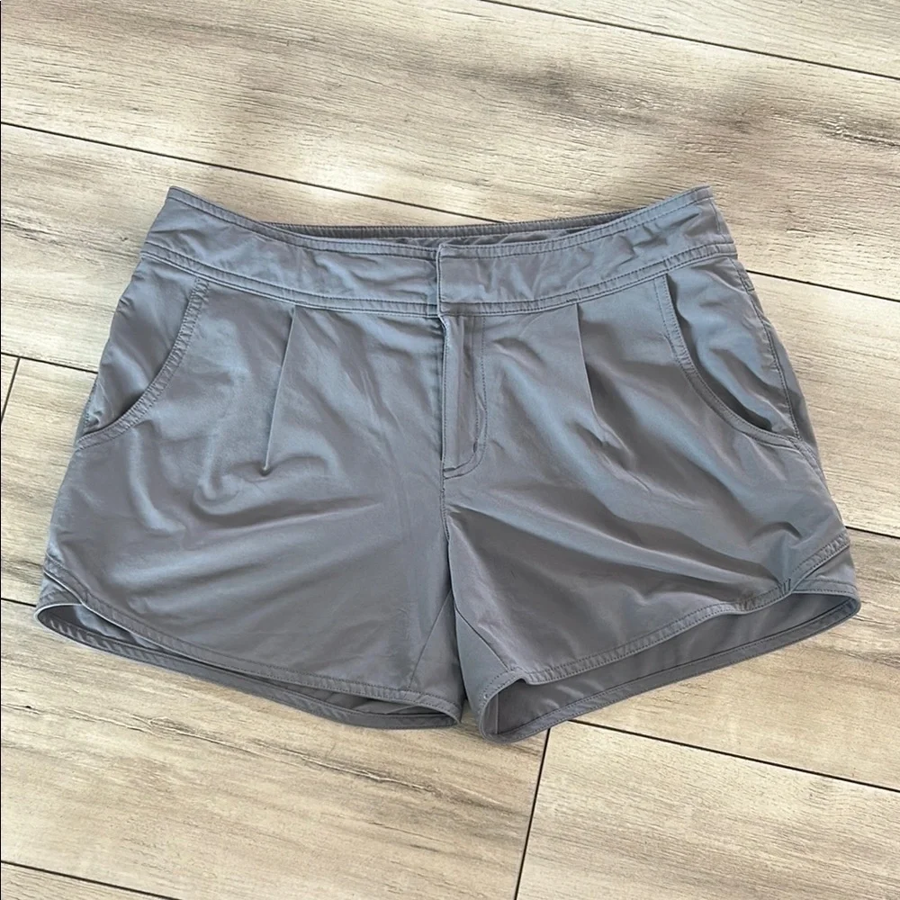Athleta Gray Wahina Side Zip Back Pockets shorts size 4